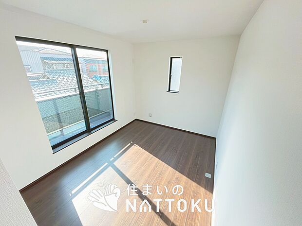 【現地写真（寝室）】木目の美しさを際立たせるシンプルデザインの建具を使用しています。