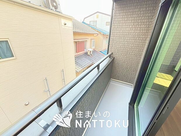【バルコニー】奥行きが広く、洗濯物をゆったりと干せる十分な広さで、家族の洗濯も捗ります。
