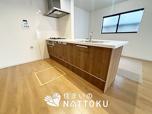 【現地写真（キッチン）】収納たっぷりのシステムキッチン、浄水器付水栓を標準装備しています。