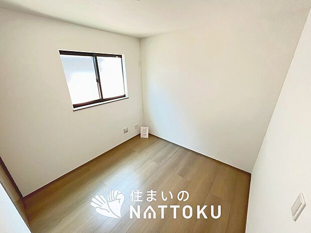 【現地写真（洋室）】木目の美しさを際立たせるシンプルデザインの建具を使用しています。