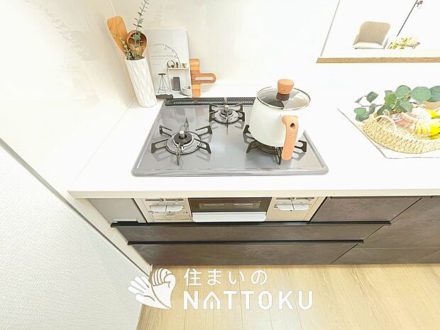 【ビルトインコンロ】フラットな構造で清掃性が高く、過熱防止センサー付３口タイプで日頃の家事も快適です。