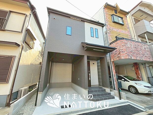 【現地写真（外観）】軽くて火災に強い屋根材を採用し、地震時の建物への負担や揺れを軽減しています。