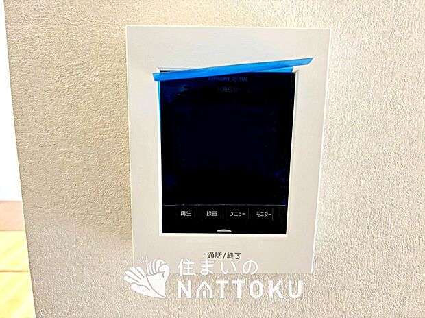 【TVモニター付インターホン】来訪者を画像と音声で確認できる、防犯性に優れた安心のシステム。
スッキリしたデザインで、誰でも簡単に操作できます。
