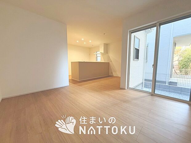 【現地写真（リビング）】フローリング材には、木目、色調など木材特有の風合いがあり、ナチュラルな美しさになっています。