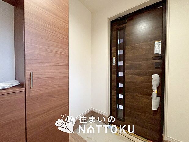 【現地写真（玄関）】玄関には、大型のシューズ収納を設置しています。