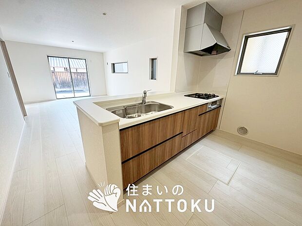 【現地写真（キッチン）】収納たっぷりのシステムキッチン、浄水器付水栓を標準装備しています。