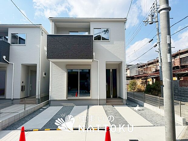 【現地写真（外観）【１号地】】軽くて火災に強い屋根材を採用し、地震時の建物への負担や揺れを軽減しています。