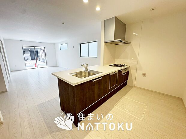 【現地写真（キッチン）】収納たっぷりのシステムキッチン、浄水器付水栓を標準装備しています。