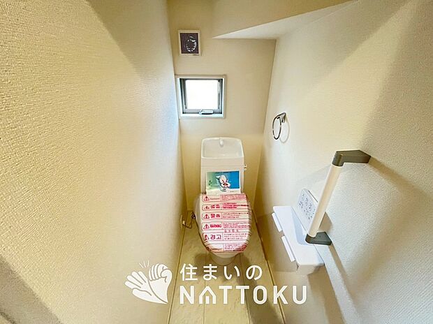 【トイレ】汚れてもサッとひと拭きでお手入れ簡単、エコ仕様の温水洗浄便座付きのトイレです。
バリアフリーにも配慮しています。
