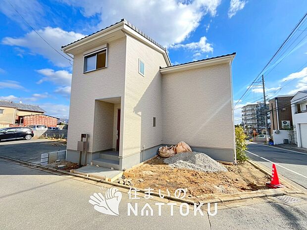 【現地写真（外観）【１号地】】雨で汚れを落とし、耐久性・耐候性に優れた外壁を使用しています。