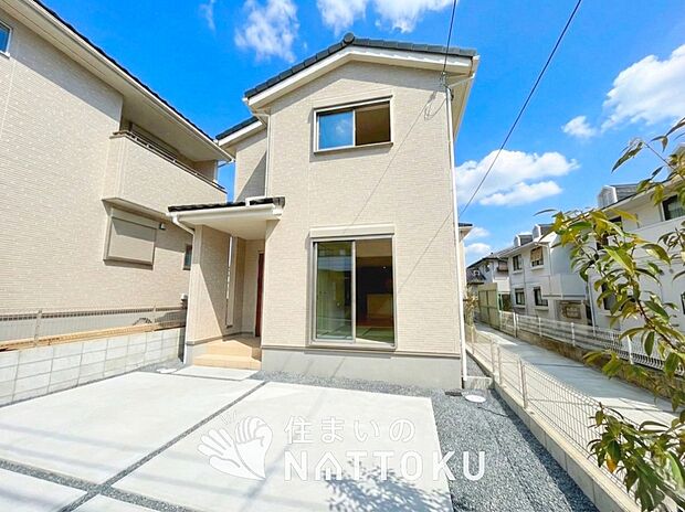 【現地写真（外観）【２号地】】軽くて火災に強い屋根材を採用し、地震時の建物への負担や揺れを軽減しています。