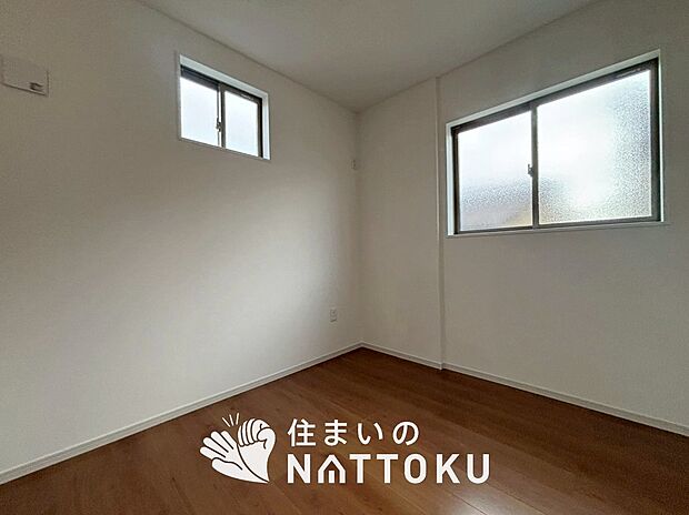 【現地写真（寝室）】木目の美しさを際立たせるシンプルデザインの建具を使用しています。