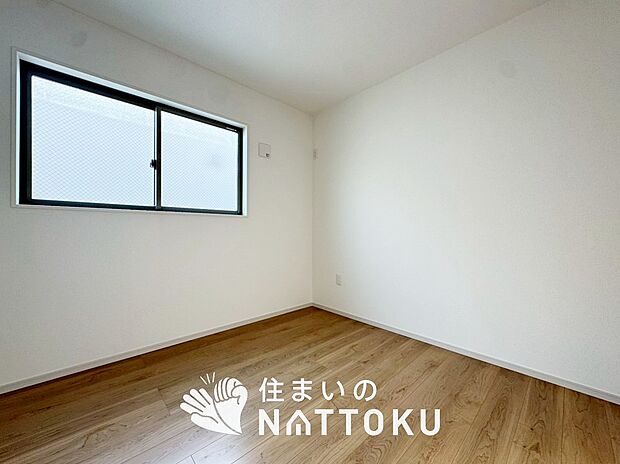 【現地写真（寝室）】木目の美しさを際立たせるシンプルデザインの建具を使用しています。