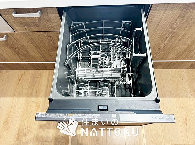 【食器洗い乾燥機】食後の時間にゆとりを与えてくれる食器洗い乾燥機。
操作ボタンも上面にあるので、腰をかがめずに操作ができラクラクです。
