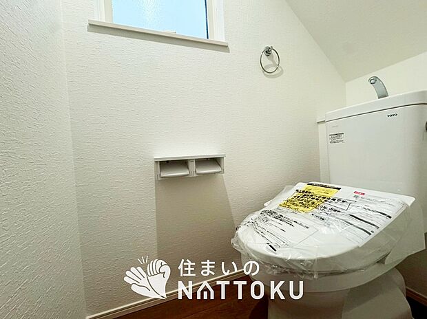 【トイレ】汚れてもサッとひと拭きでお手入れ簡単、エコ仕様の温水洗浄便座付きのトイレです。
バリアフリーにも配慮しています。
