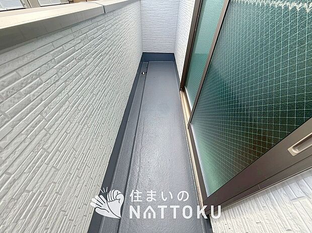 【バルコニー】奥行きが広く、洗濯物をゆったりと干せる十分な広さで、家族の洗濯も捗ります。