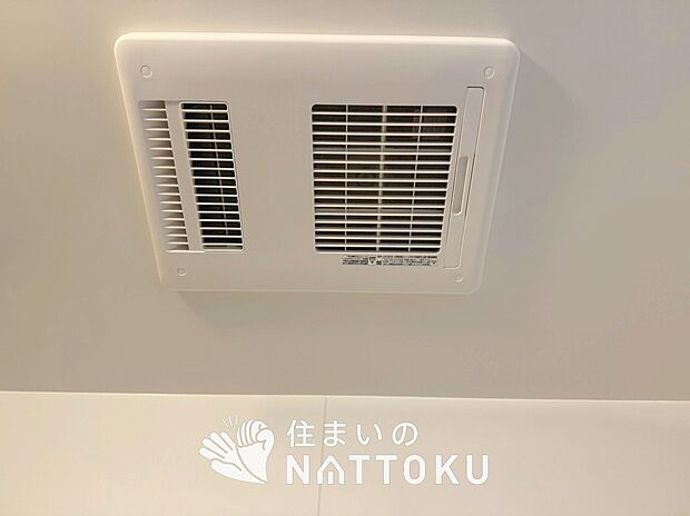 【浴室暖房換気乾燥機】入浴後の水滴や湿気を排出し、カビの発生や臭いを抑制します。
雨の日の洗濯物にも効果的です。
