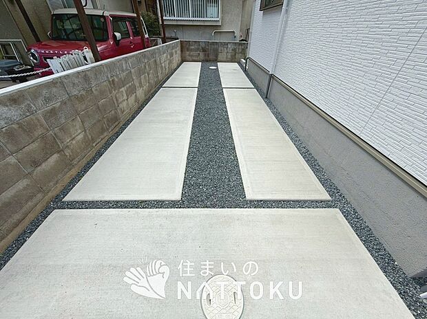 【現地写真（駐車場）】駐車スペースが広く、運転が苦手な方も安心です。