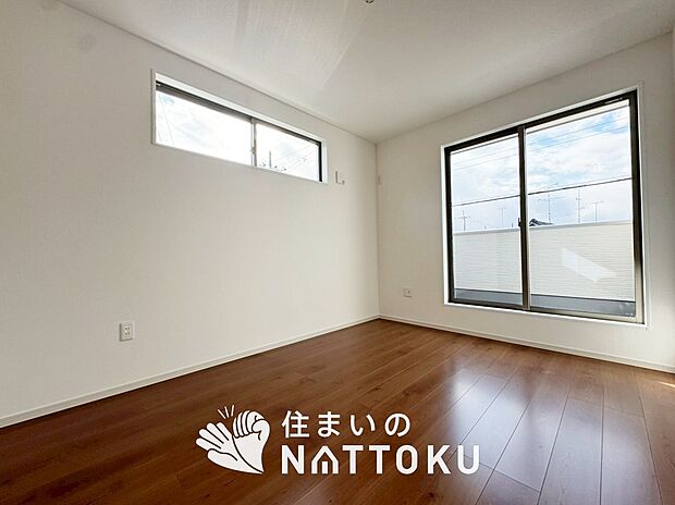 【現地写真（寝室）】木目の美しさを際立たせるシンプルデザインの建具を使用しています。