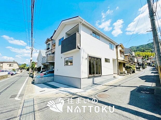 【現地写真（前道含む外観）】断熱性、気密性を高める工夫で一年中ずっと心地よく暮らせる、高気密・高断熱です。