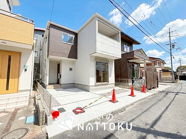 【現地写真（前道含む外観）】断熱性、気密性を高める工夫で一年中ずっと心地よく暮らせる、高気密・高断熱です。