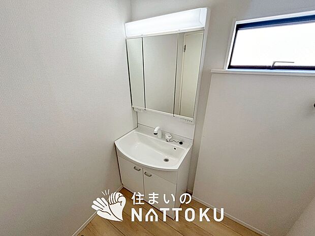 【洗面台・洗面所】鏡の両サイドは、必要なものを取出しやすく、大きな鏡面で朝の準備も快適。
使いやすいリフトアップ機能付きのシングルレバーシャワー水栓付です。
