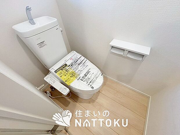 【トイレ】汚れてもサッとひと拭きでお手入れ簡単、エコ仕様の温水洗浄便座付きのトイレです。
バリアフリーにも配慮しています。
