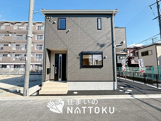 【現地写真（外観）【２号地】】雨で汚れを落とし、耐久性・耐候性に優れた外壁を使用しています。