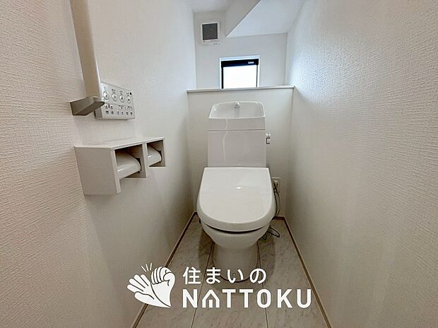 【トイレ】汚れてもサッとひと拭きでお手入れ簡単、エコ仕様の温水洗浄便座付きのトイレです。
バリアフリーにも配慮しています。
