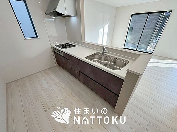 【現地写真（キッチン）】収納たっぷりのシステムキッチン、浄水器付水栓を標準装備しています。