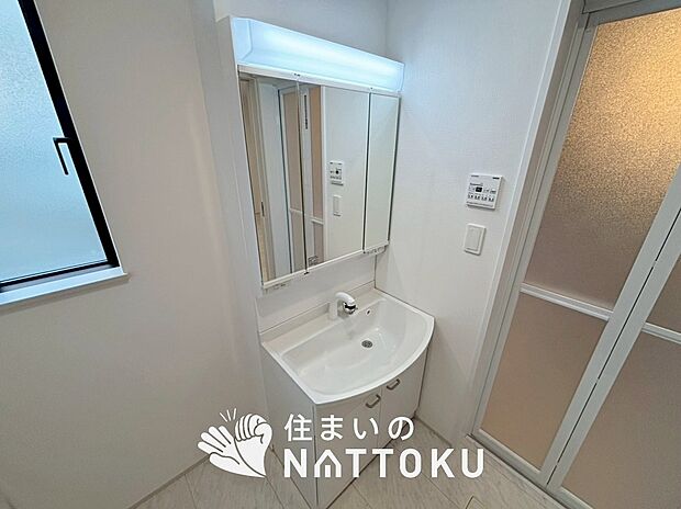 【洗面台・洗面所】鏡の両サイドは、必要なものを取出しやすく、大きな鏡面で朝の準備も快適。
使いやすいリフトアップ機能付きのシングルレバーシャワー水栓付です。
