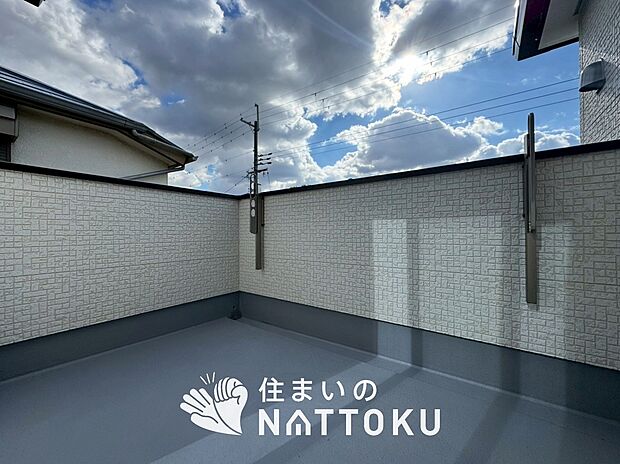 【バルコニー】奥行きが広く、洗濯物をゆったりと干せる十分な広さで、家族の洗濯も捗ります。