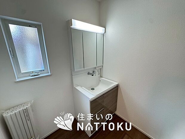 【洗面台・洗面所】鏡の両サイドは、必要なものを取出しやすく、大きな鏡面で朝の準備も快適。
使いやすいリフトアップ機能付きのシングルレバーシャワー水栓付です。
