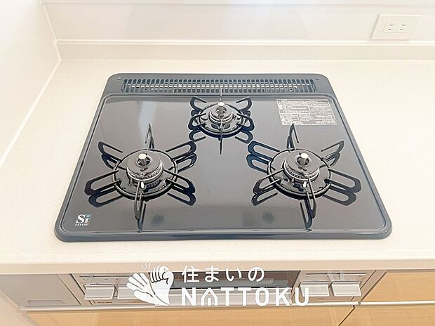 【ビルトインコンロ】フラットな構造で清掃性が高く、過熱防止センサー付３口タイプで日頃の家事も快適です。