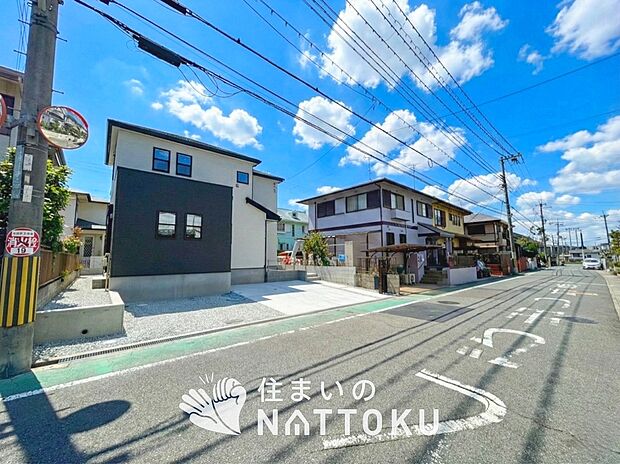 【現地写真（前道含む外観）】高い断熱性能があり、防湿性能の高いフィルム付属で壁内の結露対策をしています。