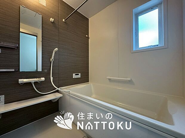 【現地写真（浴室）】浴室暖房乾燥機付き。１坪タイプで広々です。