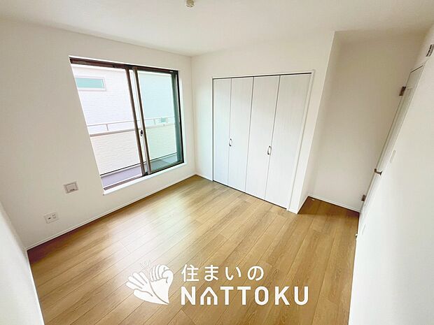 【現地写真（寝室）】木目の美しさを際立たせるシンプルデザインの建具を使用しています。