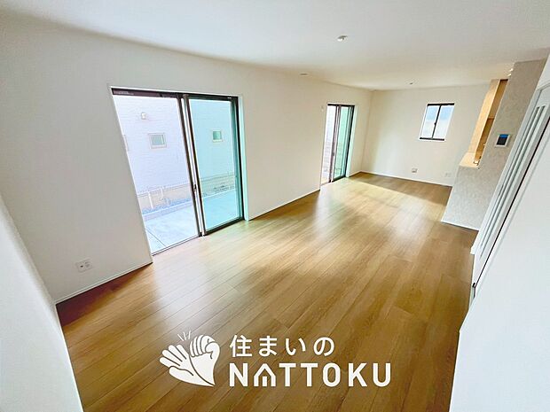 【現地写真（リビング）】フローリング材には、木目、色調など木材特有の風合いがあり、ナチュラルな美しさになっています。