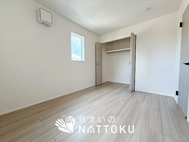 【現地写真（寝室）】木目の美しさを際立たせるシンプルデザインの建具を使用しています。