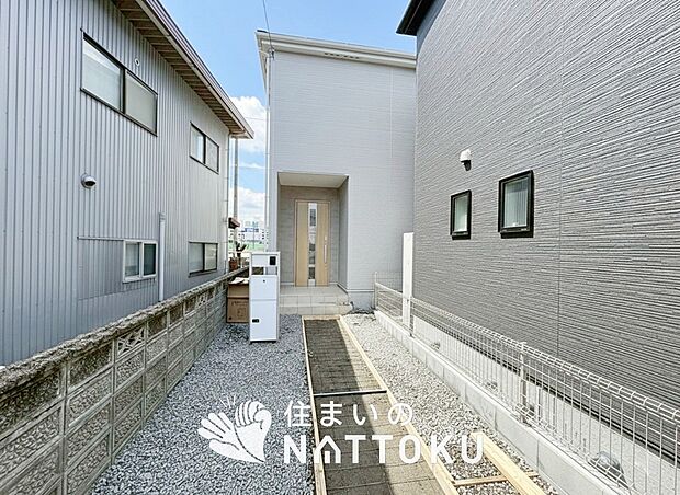 【現地写真（外観）【２号地】】軽くて火災に強い屋根材を採用し、地震時の建物への負担や揺れを軽減しています。