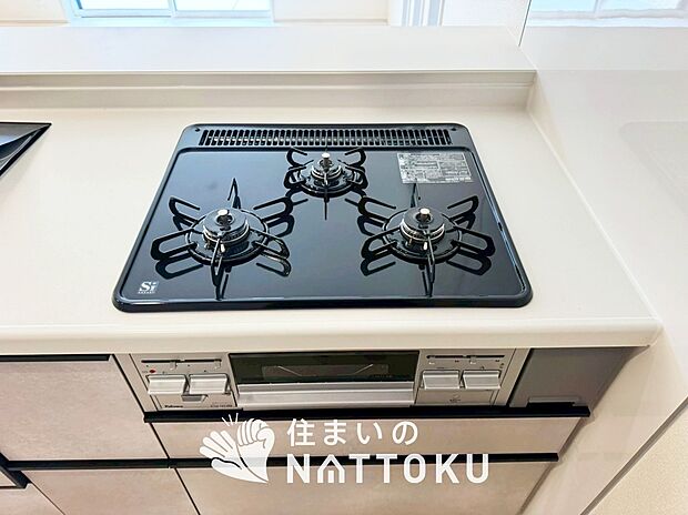 【ビルトインコンロ	 】フラットな構造で清掃性が高く、過熱防止センサー付３口タイプで日頃の家事も快適です。