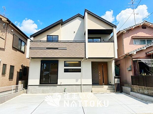 【現地写真（外観）】軽くて火災に強い屋根材を採用し、地震時の建物への負担や揺れを軽減しています。