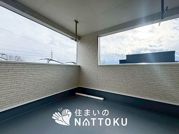 【バルコニー】奥行きが広く、洗濯物をゆったりと干せる十分な広さで、家族の洗濯も捗ります。