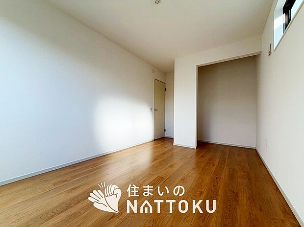 【現地写真（寝室）】木目の美しさを際立たせるシンプルデザインの建具を使用しています。