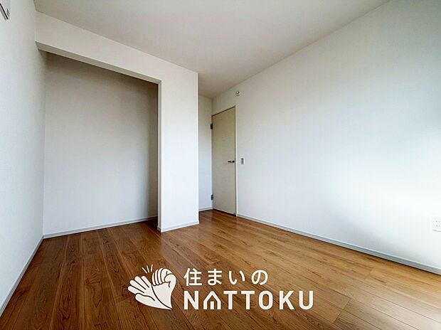 【現地写真（洋室）】木目の美しさを際立たせるシンプルデザインの建具を使用しています。