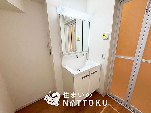 【洗面台・洗面所】鏡の両サイドは、必要なものを取出しやすく、大きな鏡面で朝の準備も快適。
使いやすいリフトアップ機能付きのシングルレバーシャワー水栓付です。
