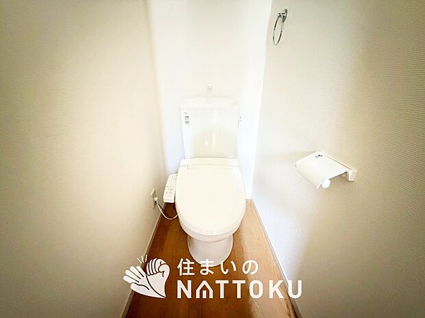 【トイレ】汚れてもサッとひと拭きでお手入れ簡単、エコ仕様の温水洗浄便座付きのトイレです。
バリアフリーにも配慮しています。
