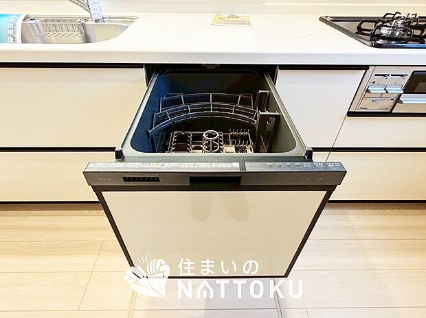 【食器洗い乾燥機】食後の時間にゆとりを与えてくれる食器洗い乾燥機。
操作ボタンも上面にあるので、腰をかがめずに操作ができラクラクです。
