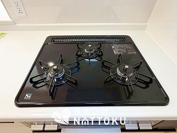 【ビルトインコンロ】フラットな構造で清掃性が高く、過熱防止センサー付３口タイプで日頃の家事も快適です。