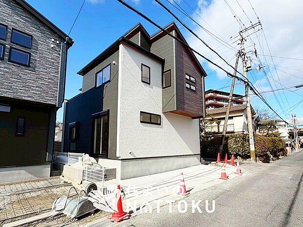 【現地写真（外観）【１号地】】軽くて火災に強い屋根材を採用し、地震時の建物への負担や揺れを軽減しています。